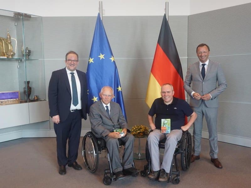Übergabe des Sammelbandes „Heimat Europa?“ an Bundestagspräsident Wolfgang Schäuble