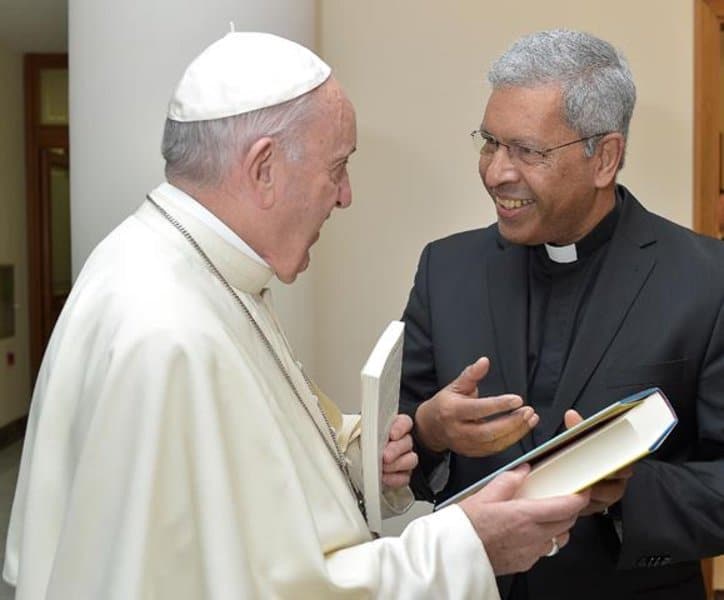 Prof. Dr. George Augustin SAC überreicht Papst Franziskus Festschrift