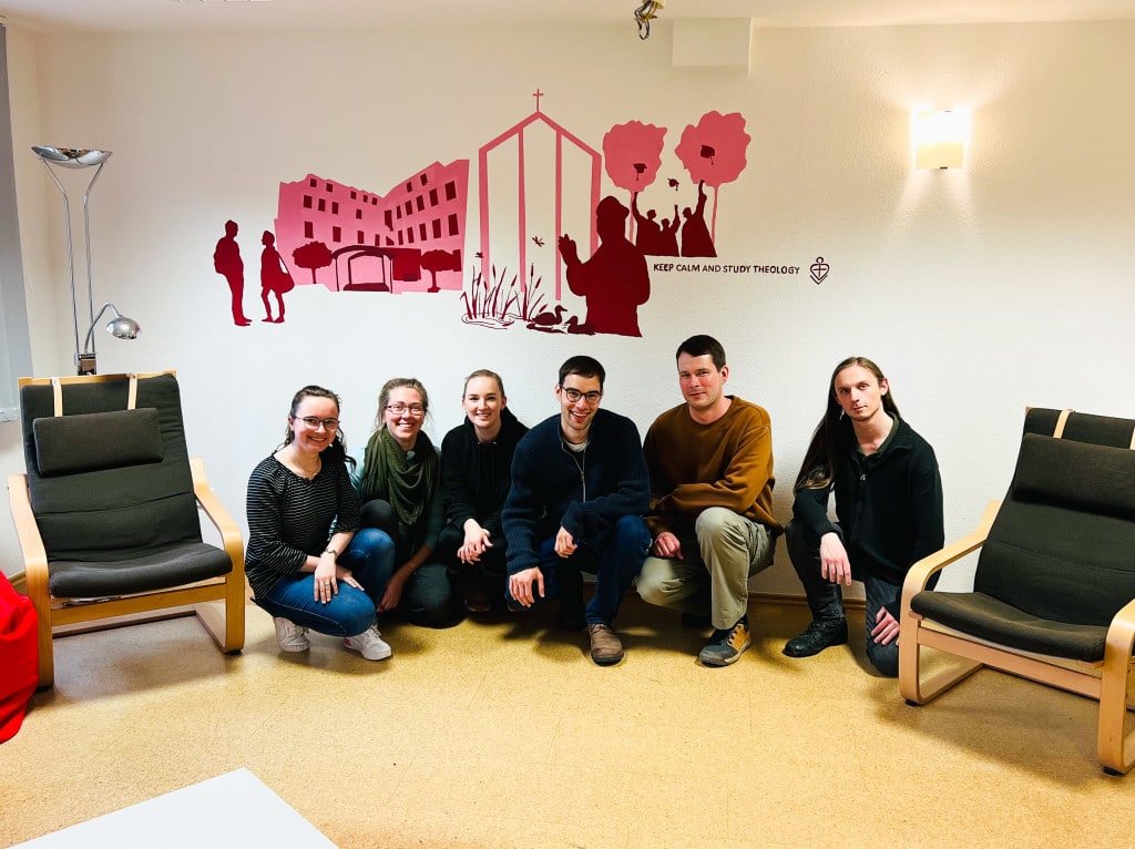 Am 23.04.22 gestalteten acht fleißige Studierende der Theologischen Fakultät der Vinzenz Pallotti University das alte AStA-Büro in einen modernen Aufenthaltsraum um.