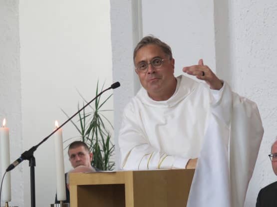 Pater Markus Hau bei der Predigt