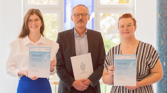 Die Deutschlandstipendiatinnen Tashina Schneising, (l.) und Lisa Skop (r.) mit Vizepräsident Prof. Dr. habil. Peter J. Weber