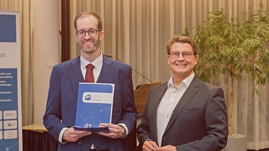 Preisträger Dr Michael Bruns (l.) mit Matthias Nester, Vorsitzender des Vorstandes der Sparkasse Koblenz